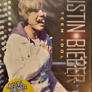 JUSTIN BIEBER - TEEN IDOL